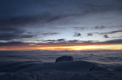 Sonnenaufgang am Gipfel des Cayambe in Ecuador