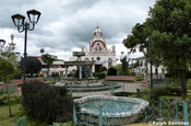 Plaza und Kirche in Huaca, Ecuador