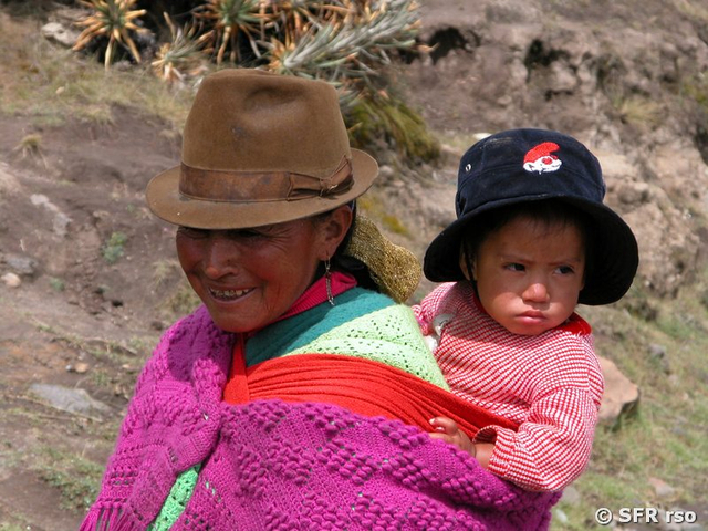 Landfrau mit Baby auf Rücken, Ecuador