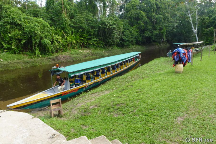Touristenboot Napo Wildlife Center Ecuador