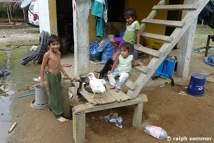 Kinder auf Farm in Ecuador
