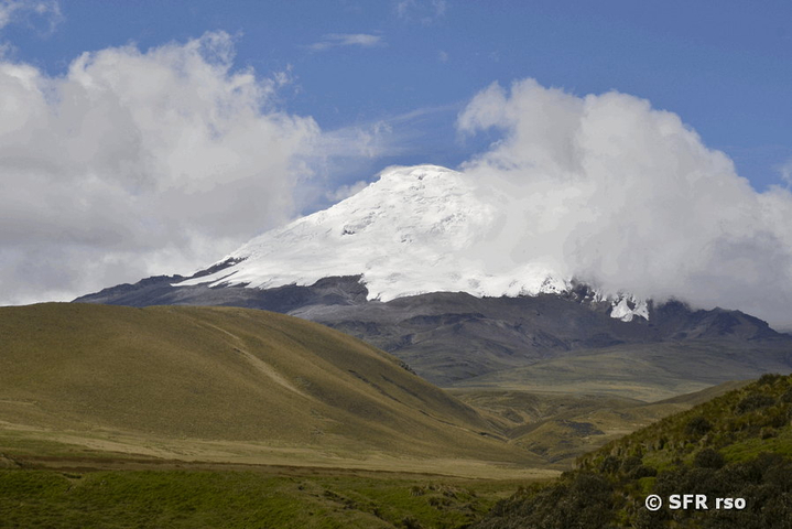 Cotopaxi Vulkan mit Hängen in Ecuador