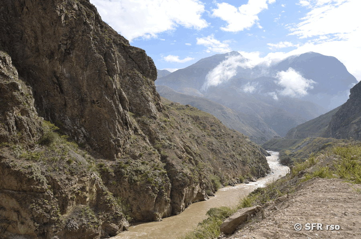 Flusstal in den Anden in Ecuador