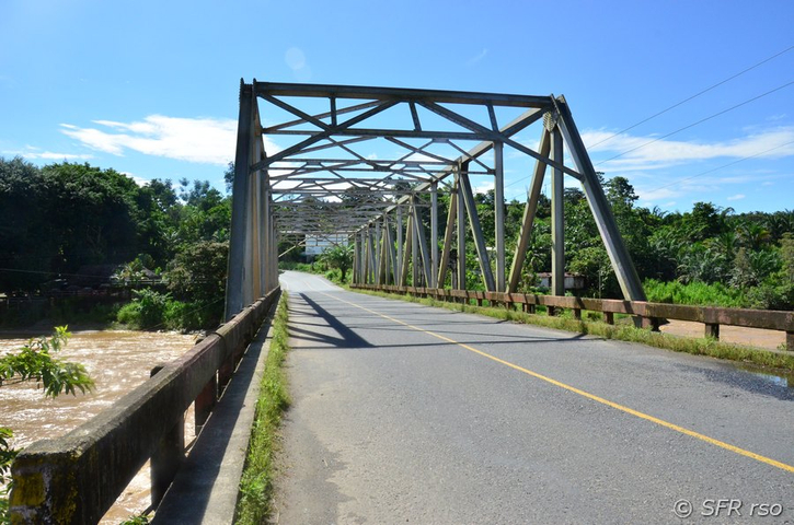 Brücke über Río Blanco in Ecuador 