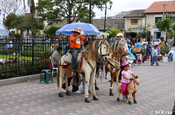 Kinderfotograf auf Kirchplatz bei El Quinche, Ecuador