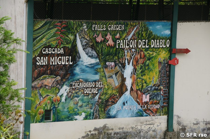Schild am Pailon del Diablo in Ecuador