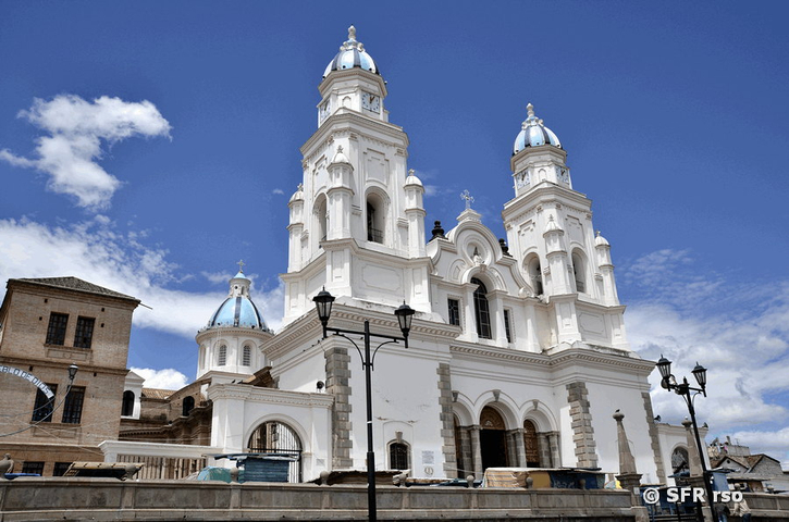 Haupteingang der Kirche el Quinche in ecuador
