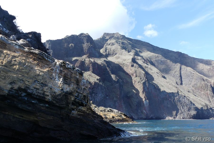 Lavafelsküste in Punta Vicente Roca, Galapagos
