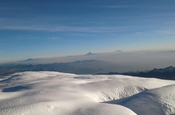 Ausblick vom Gipfel des Chimborazo in Ecuador
