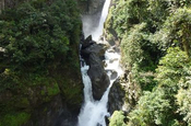 Landschaft am Wasserfall Pailon del Diablo in Ecuador