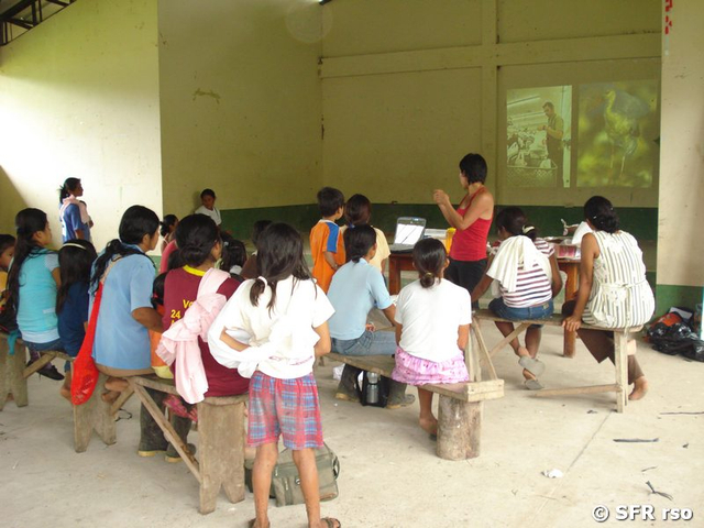 Schulkinder und Erwachsene im Urwald, Ecuador