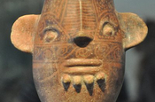Vase mit Kopfmotiv im Museum Casa del Alabado, Ecuador