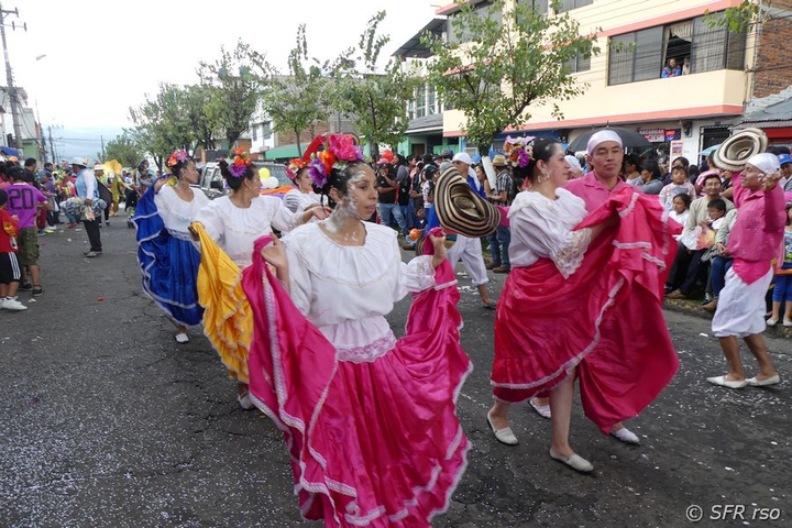 Tanzgruppe in Sangolqui in Ecuador