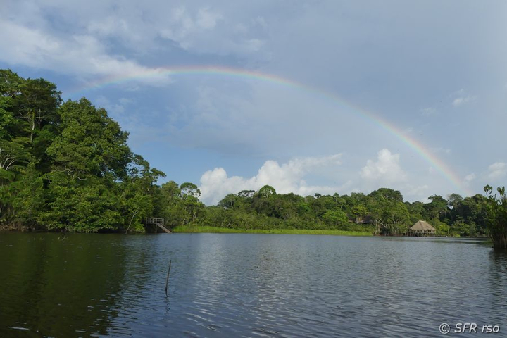 Regenbogen ueber Lagune von Sani Lodge