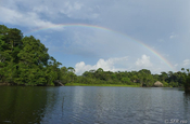 Regenbogen ueber Lagune von Sani Lodge