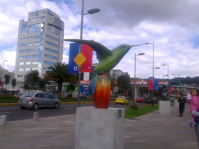 Kolibri Skulptur in Quito, Ecuador