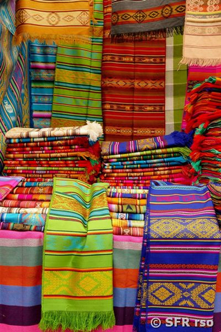 Stoffe auf Otavalomarkt, Ecuador