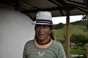 Frau vor Lehmofen in den Anden, Ecuador