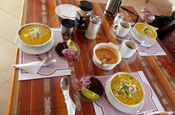 Mittagessen mit Suppe in Ecuador