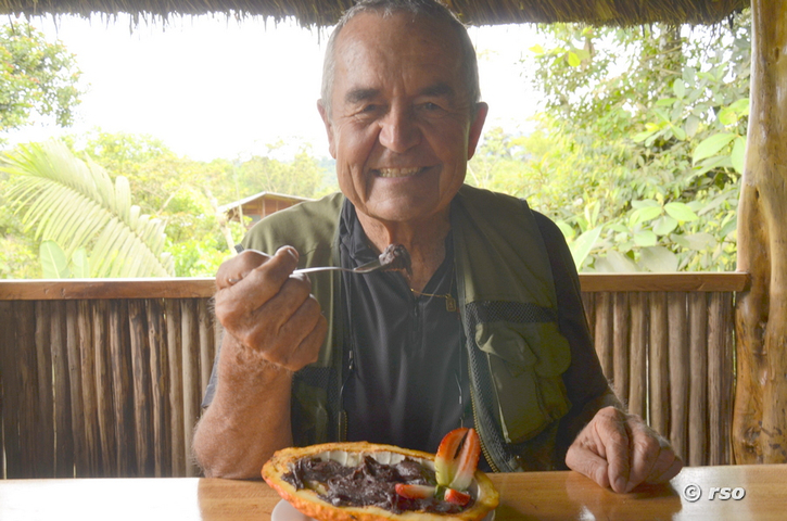 Ralph Sommer mit frischer Kakao Creme in Ecuador