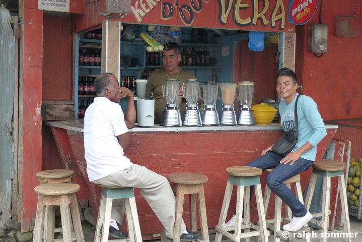 Männer an einer Fruchtsaftbar in Ecuador