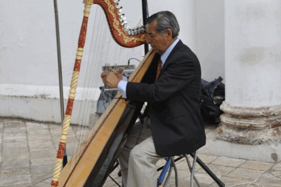 Harfenspieler vor Museum in Cuenca, Ecuador