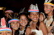 Mädchen als Indianerinnen in Ecuador