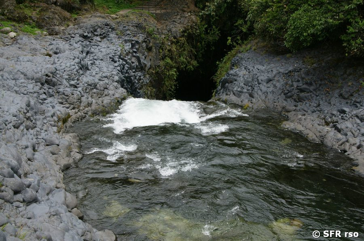Wasserfall Pailon del Diablo in Ecuador