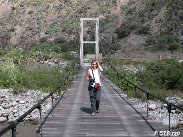 Hängebrücke über Río Chota in Ecuador 
