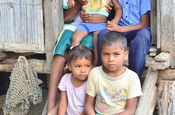 Kinder von Fischern in Ecuador 