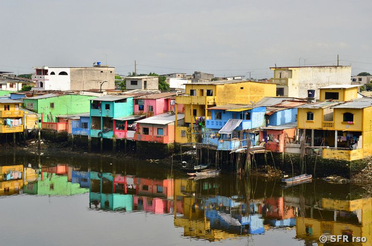 Slums an Flussufer von Guayaquil, Ecuador