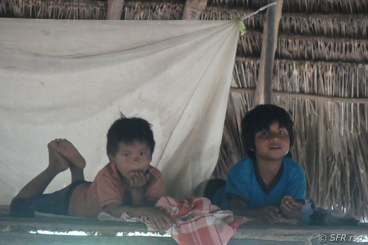Achuar Kinder Hütte in Ecuador