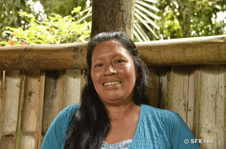 Frau in Bambushütte, Ecuador
