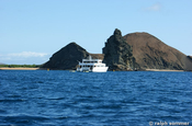 Yacht am Pinnacle Rock auf der Insel Bartolome Galápagos 