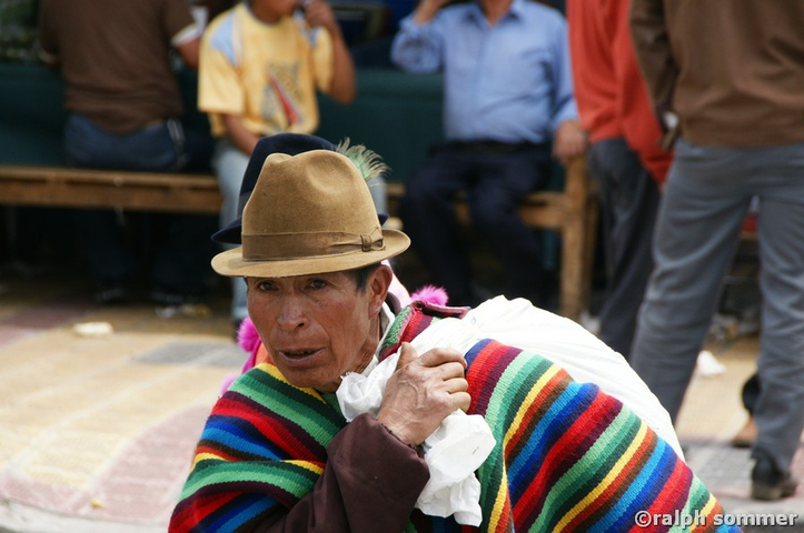 Indigener mit Sack in Ecuador