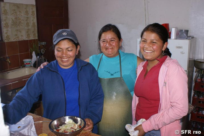 Köchinnen bei der Zubereitung eines Gurkensaltes in Ecuador