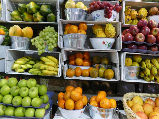 exotische Früchte in Ecuador zum Verkauf angeboten