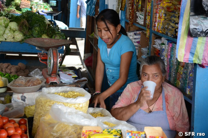 Verkäuferin auf Markt in La Concordia, Ecuador