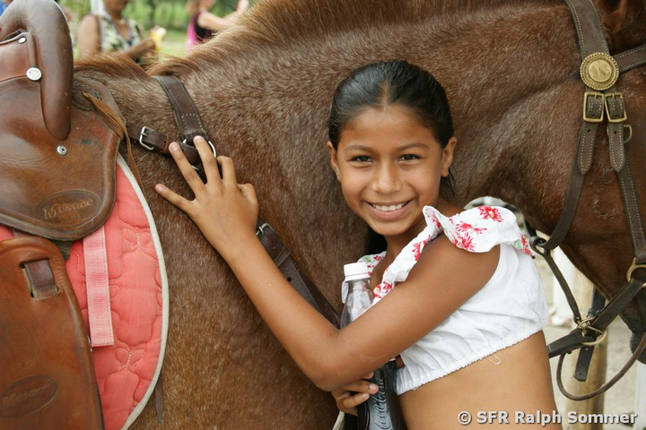 Mädchen mit Pferd in Ecuador
