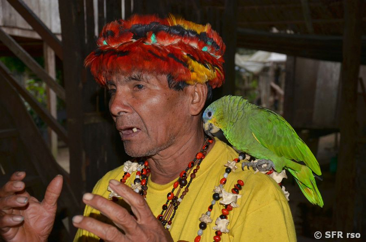 Mann mit Vogel in Kichwa Kommune bei Cotococha, Ecuador