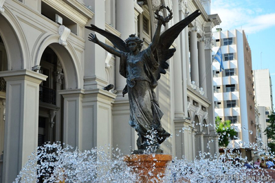 Engelsstatue vor der Stadtverwaltung von Guayaquil, Ecuador