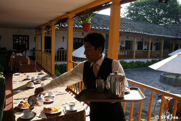 Fruehstueckstisch in der Hosteria Chorlavi Otavalo Ecuador 
