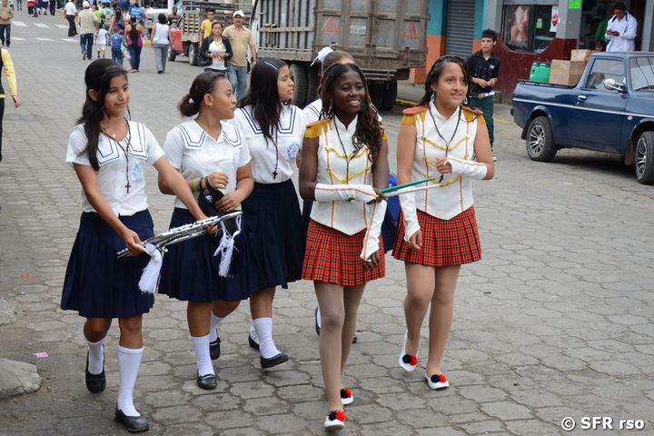 Puerto Quito Schülerinnen bei Umzug, Ecuador