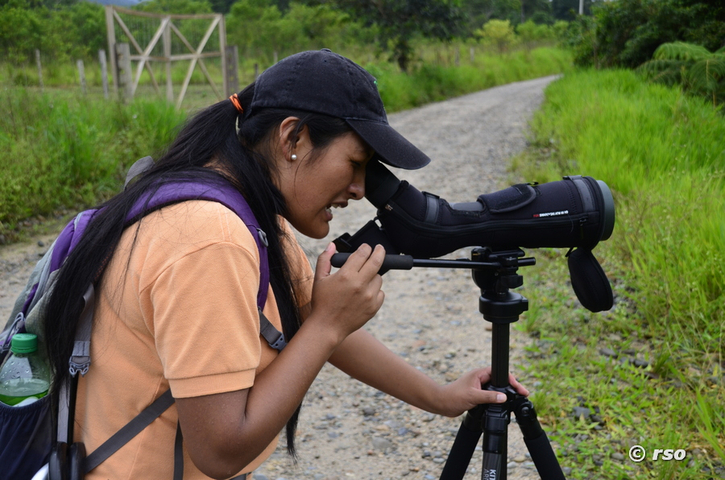 Birding-Guide Sandra in Aktion in Ecuador