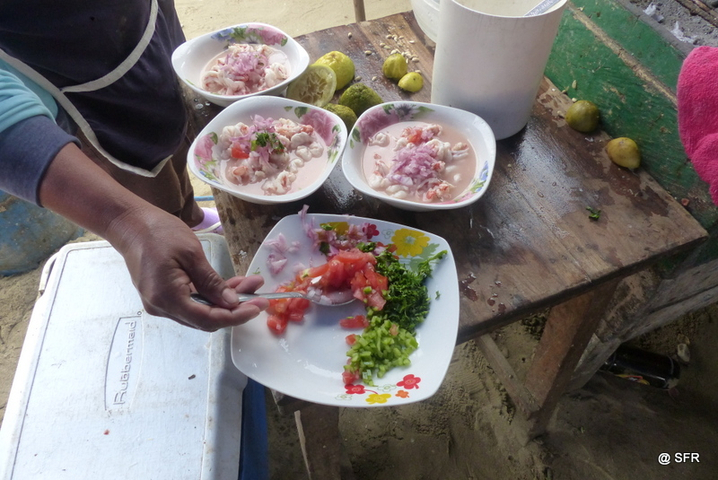 Zubereitung einer Ceviche am Strand von Ecuador