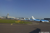 KLM Flugzeuge vor dem Abflug in Amsterdam 