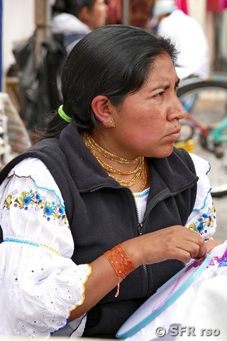 Stickende Verkäuferin in Ecuador