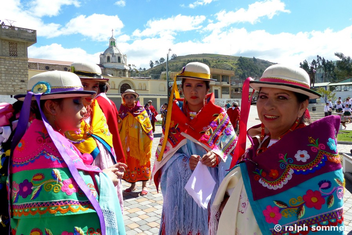 Puruha Gruppe Cholitas in Ecuador