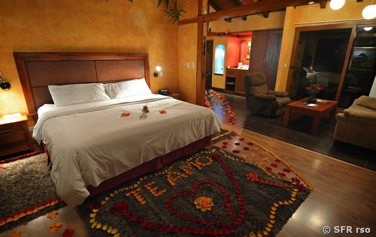 Zimmer mit Kingsize Bett Hosteria Luna Runtun Ecuador 