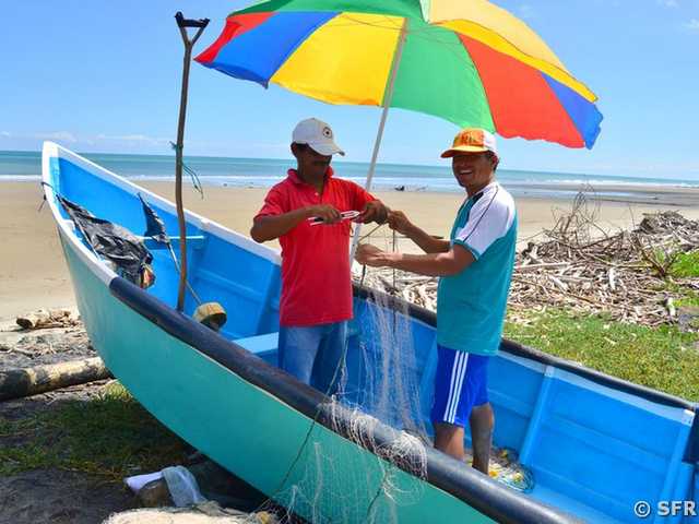 Fischerboot an Pazifikküste, Ecuador